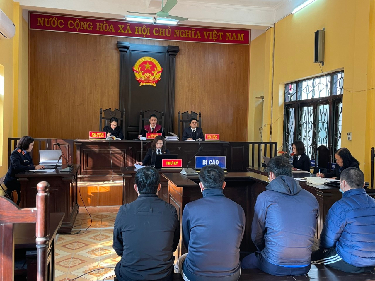 TAND huyện Văn Quan xét xử các bị cáo làm giả giấy phép lái xe