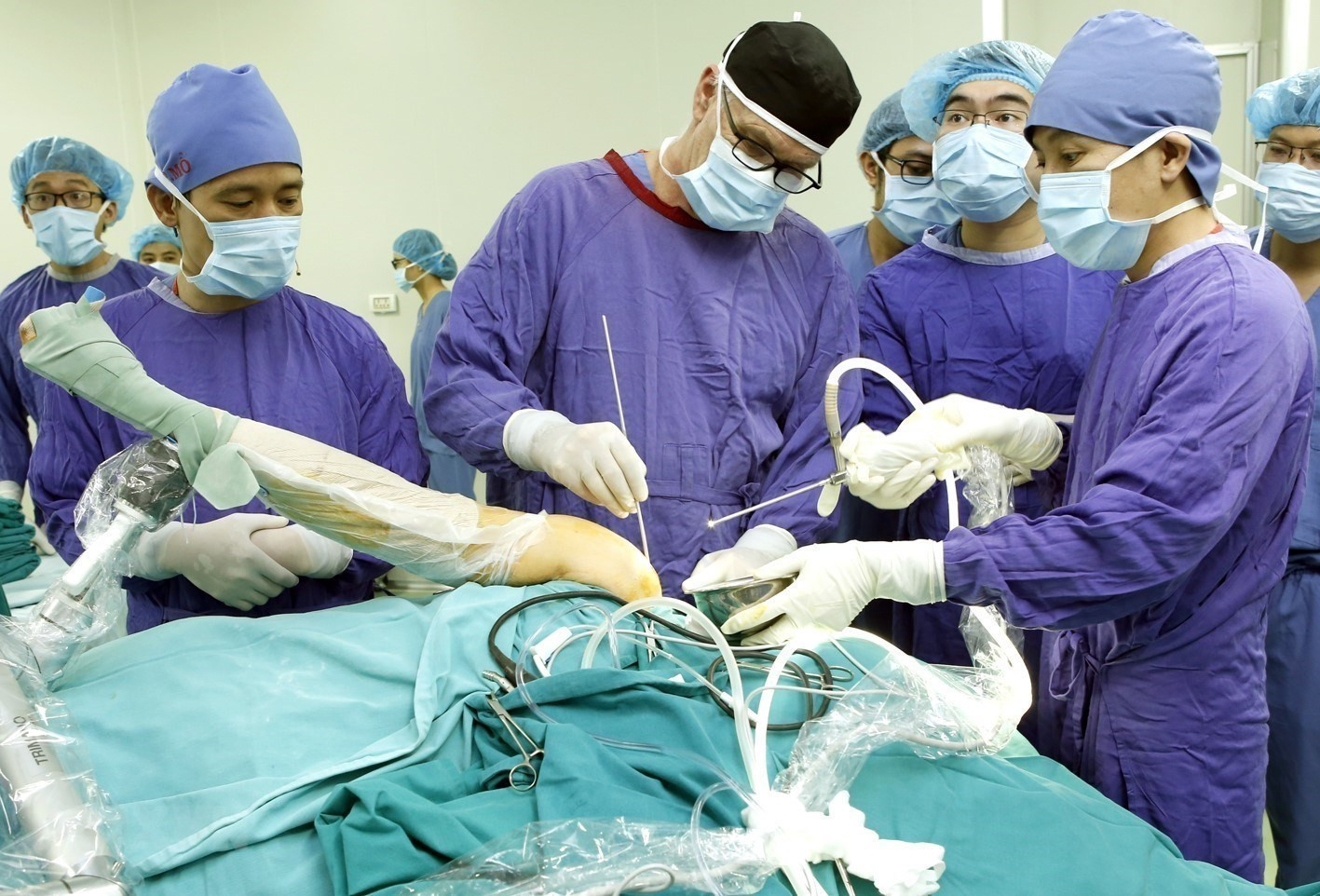 Cạn vật tư, hóa chất: Bệnh viện Việt Đức hạn chế mổ, bệnh nhân lo 