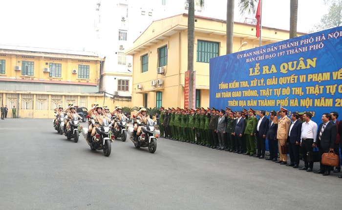 Hà Nội ra quân tổng kiểm tra, giành lại vỉa hè cho người đi bộ