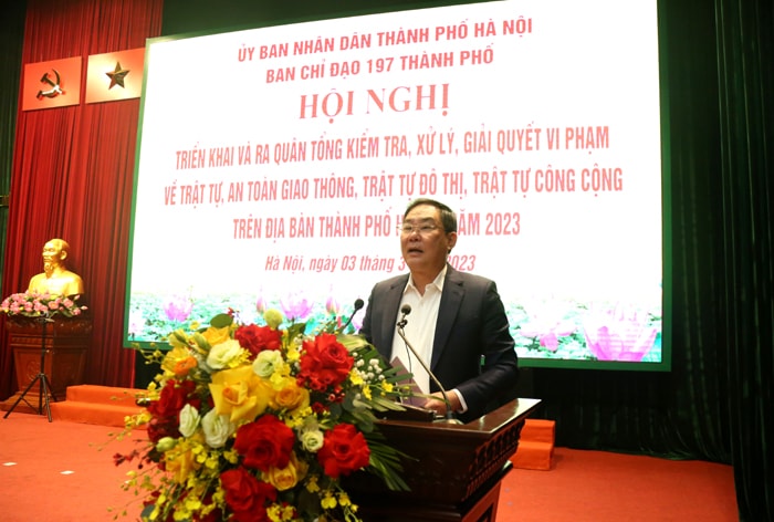 Hà Nội ra quân tổng kiểm tra, giành lại vỉa hè cho người đi bộ