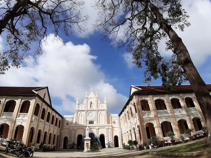 Về Bình Định chiêm ngưỡng vẻ đẹp cổ kính của Tiểu chủng viện Làng Sông