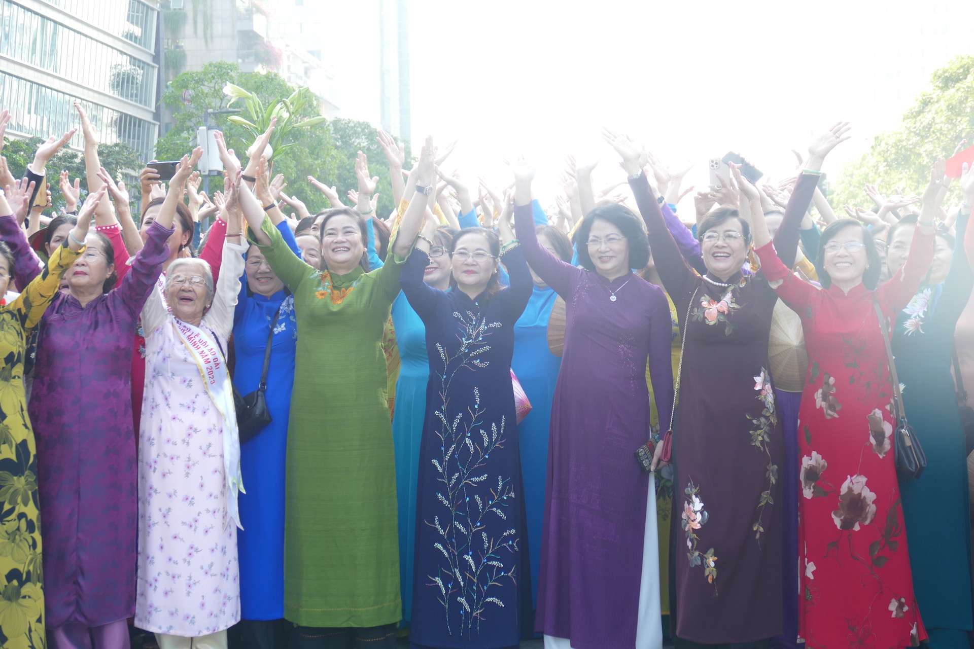 3.000 áo dài tung bay trên Phố đi bộ Nguyễn Huệ