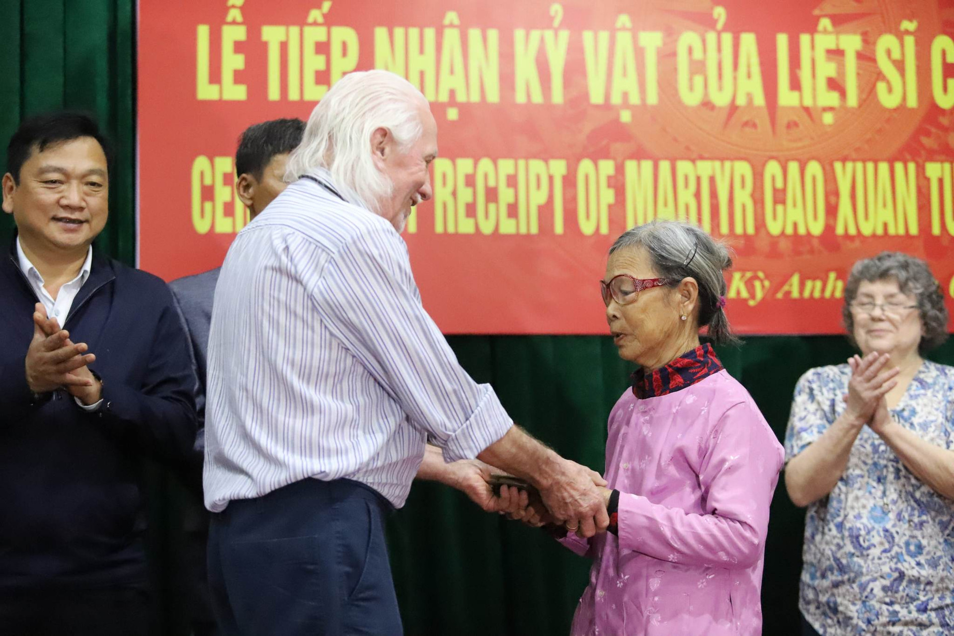 Cựu binh Mỹ trao trả cuốn nhật ký cho thân nhân gia đình liệt sĩ ở Hà Tĩnh