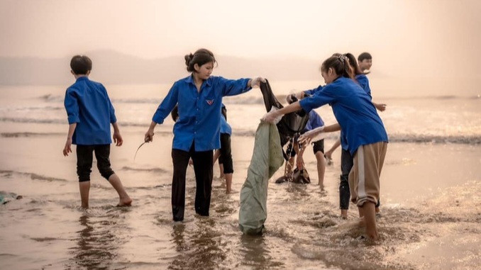 Hàng trăm thanh niên tổ chức dọn rác bãi biển Sầm Sơn