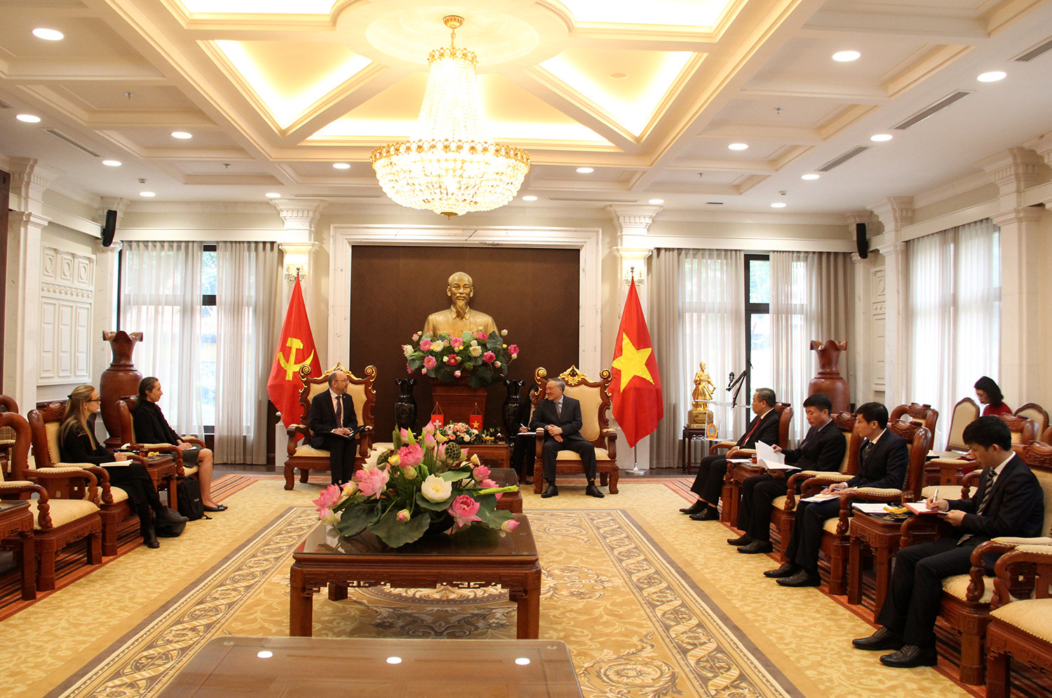 Chánh án TANDTC Nguyễn Hòa Bình tiếp xã giao Đại sứ Thụy Sĩ tại Việt Nam
