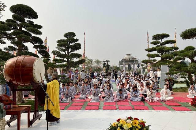 Ấn tượng ‘Kora Stupa’ - 108 vòng vi nhiễu Đại Bảo tháp Mandala Tây Thiên