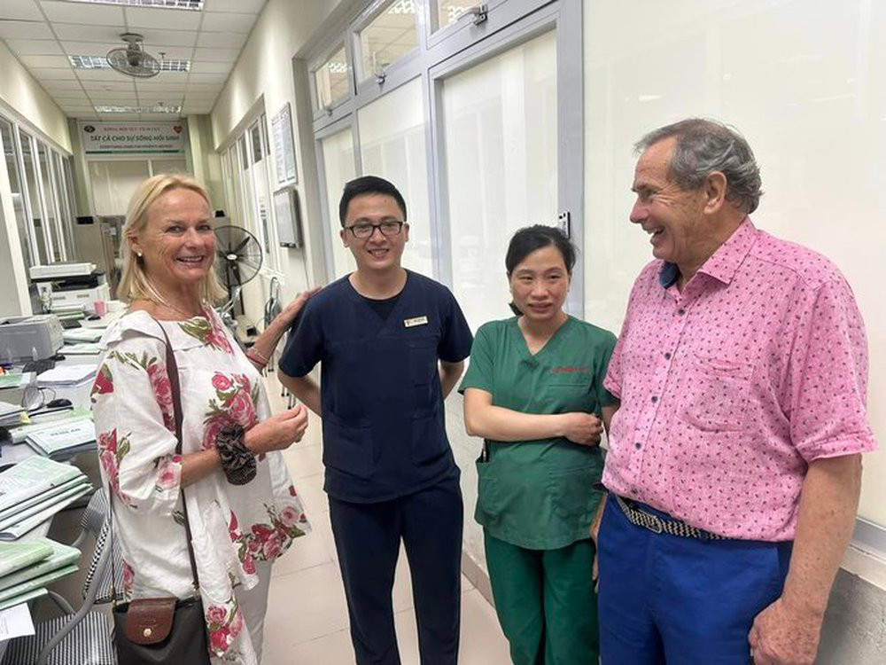 Vợ chồng bệnh nhân Covid-19 người Anh trở lại Việt Nam cảm ơn y bác sĩ