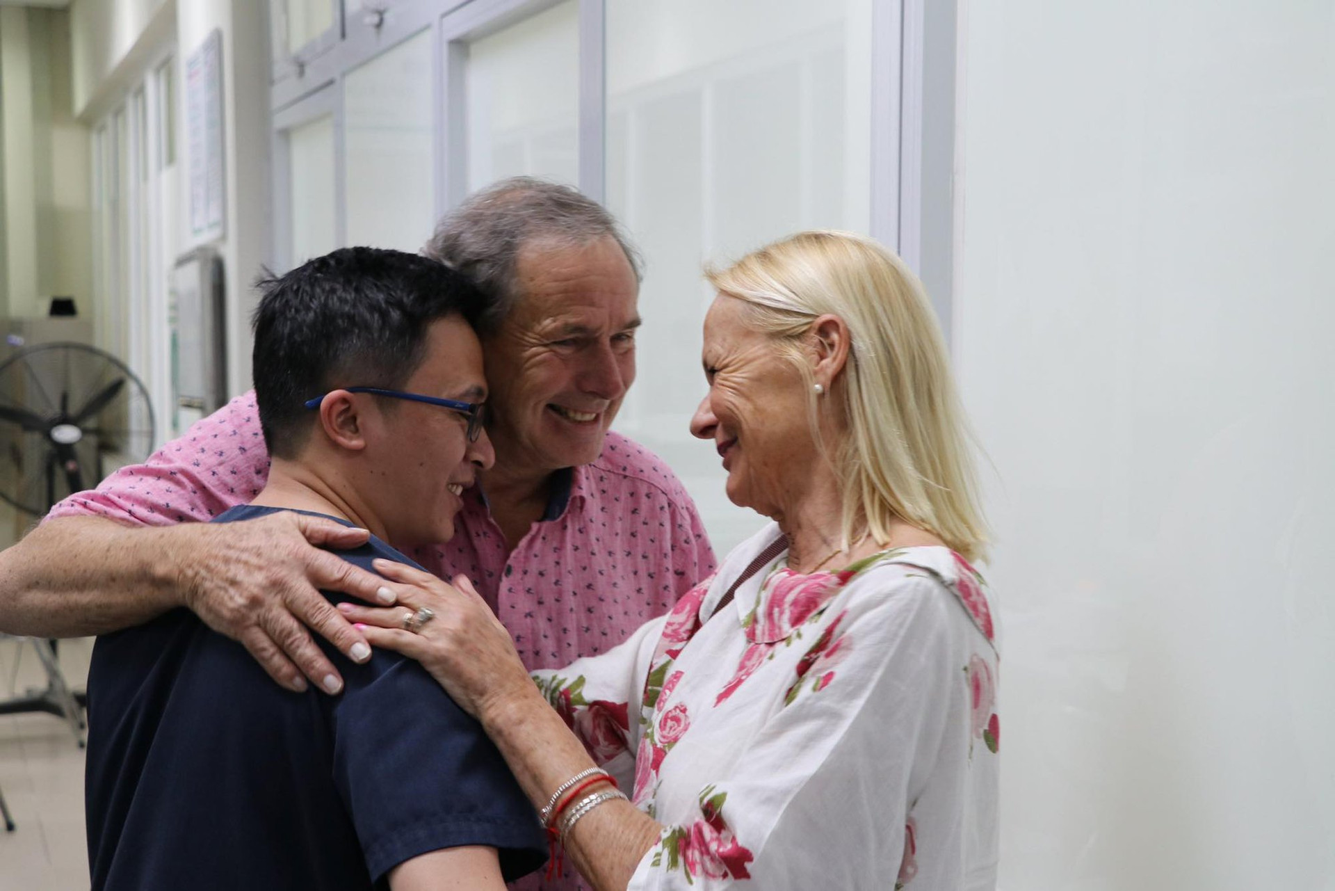 Vợ chồng bệnh nhân Covid-19 người Anh trở lại Việt Nam cảm ơn y bác sĩ
