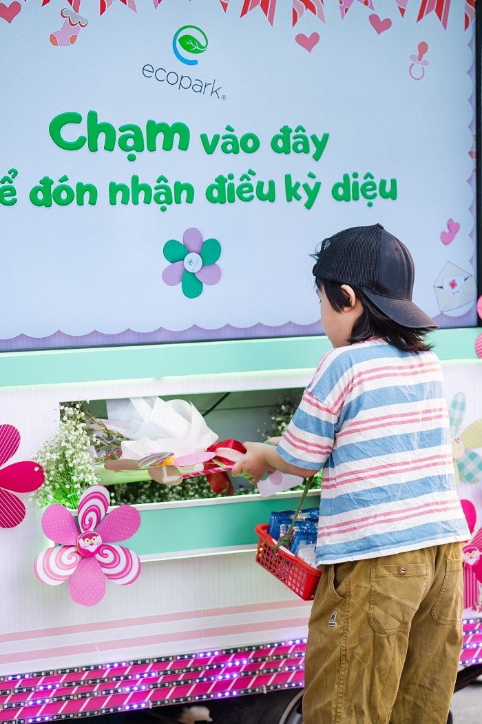 Roadshow siêu ấn tượng: Chở cả tuổi thơ gây thương nhớ khắp phố phường