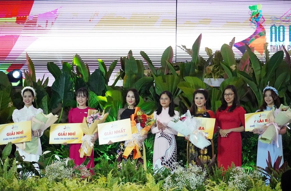 cac-thi-sinh-nhan-giai-cuoc-thi-duyen-dang-ao-dai-tp-hcm-nam-2023.jpg