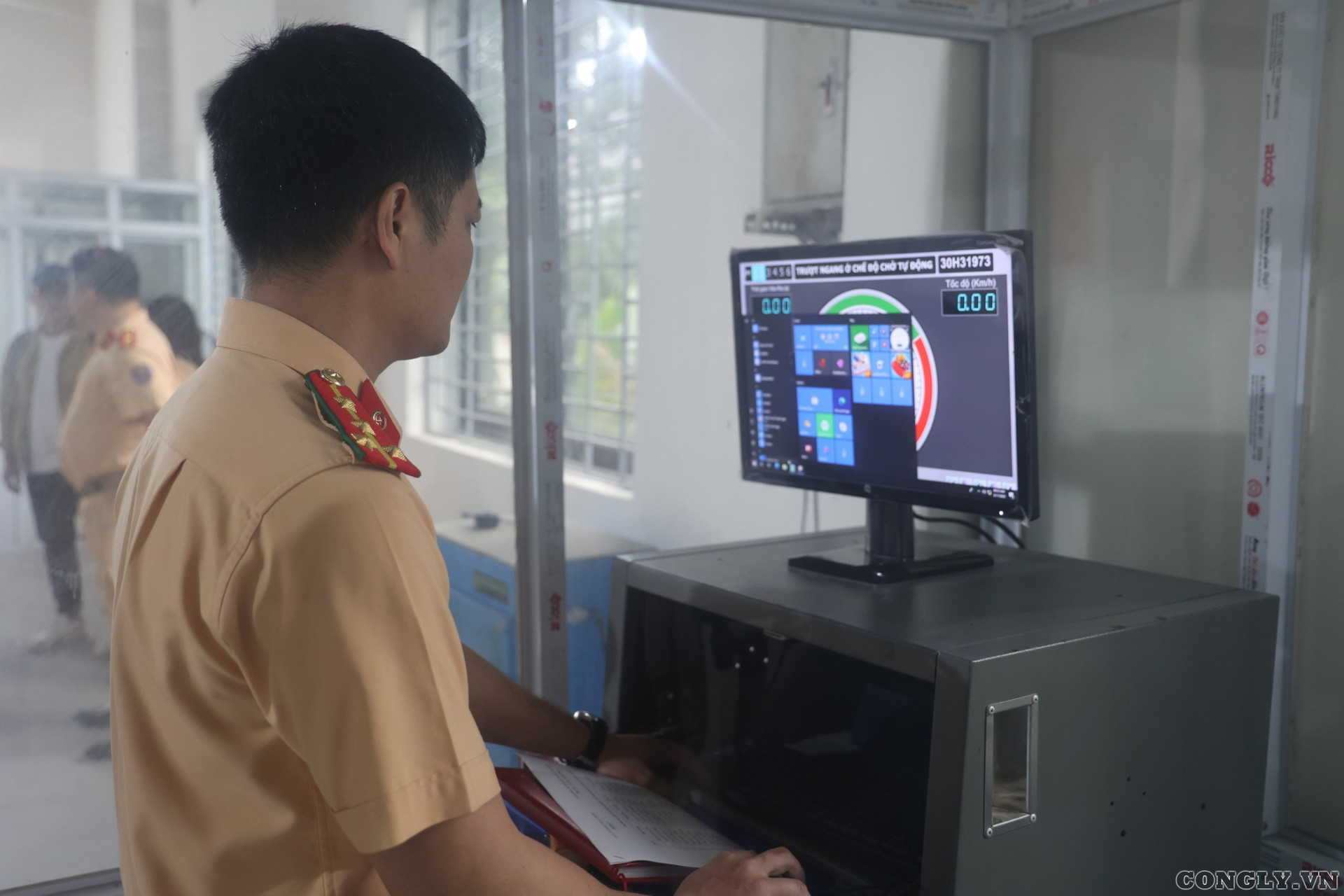 50 CSGT bắt đầu hỗ trợ các trung tâm đăng kiểm ở Hà Nội và TP.HCM