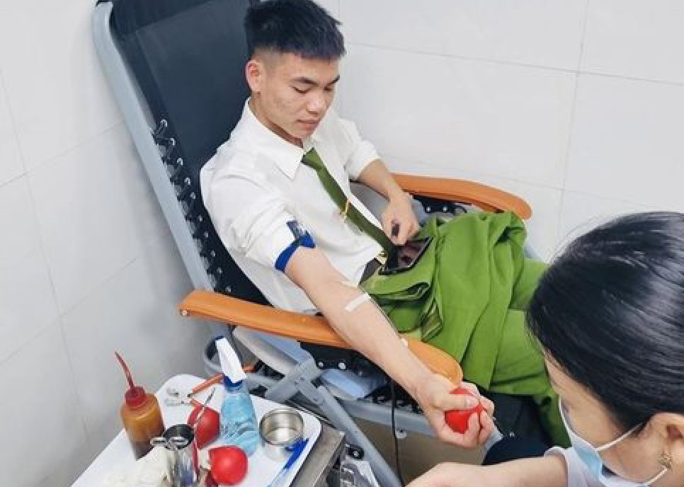 Cảnh sát PCCC hiến máu giúp sản phụ qua cơn nguy kịch