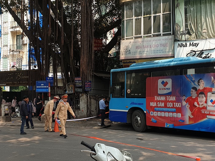 Xe buýt mất lái lao vào nhà dân khiến 2 người bị thương nặng
