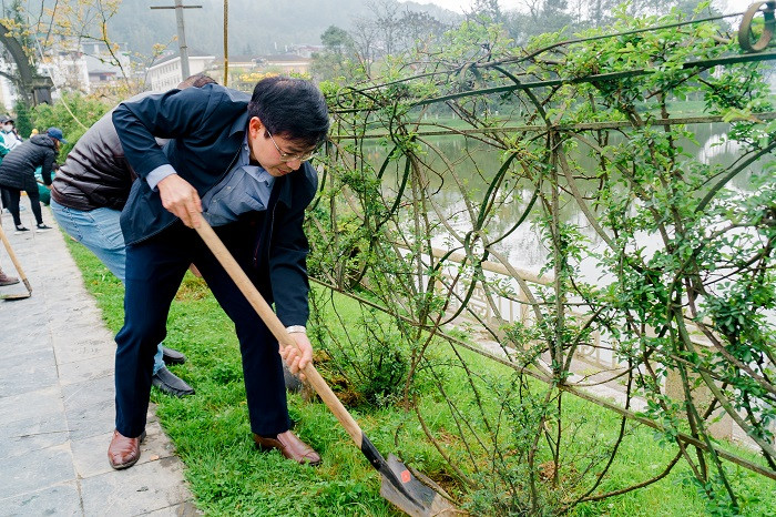 Hơn 600 người hưởng ứng lễ ra quân dọn rác, trồng cây ở Sa Pa