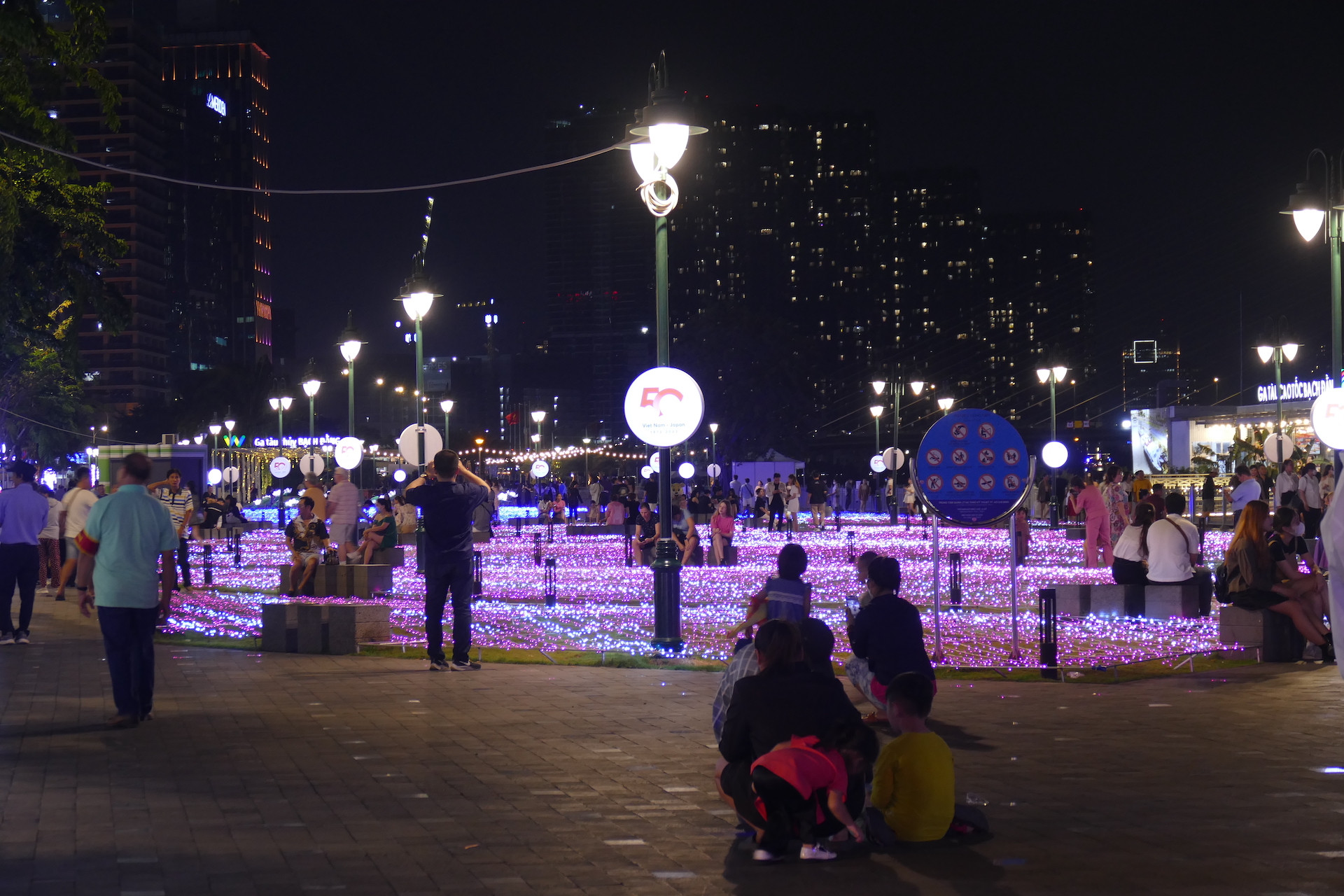  Ấn tượng với hoạt động trang trí đèn nghệ thuật kỷ niệm 50 năm quan hệ Việt – Nhật
