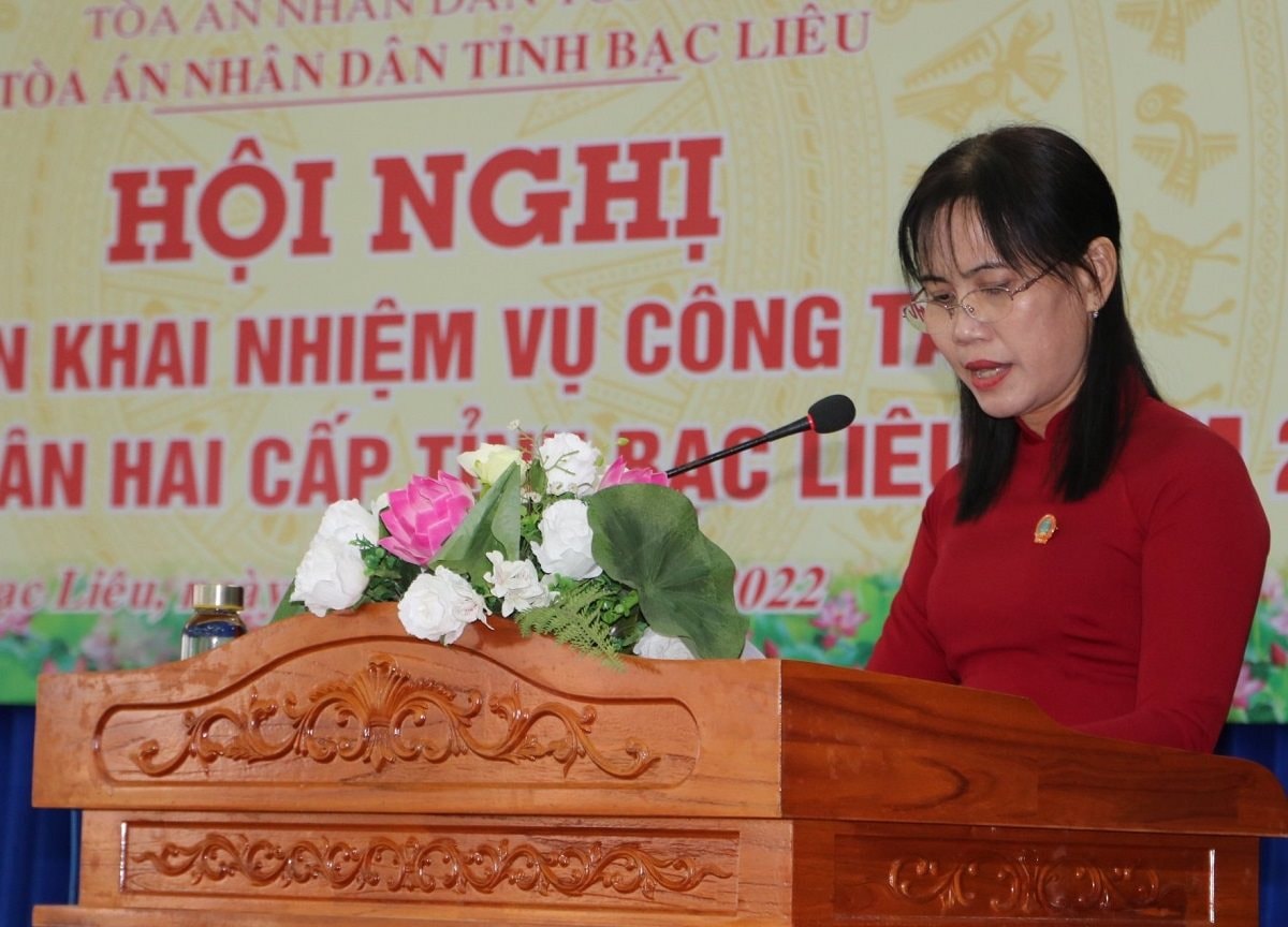 ba-tao-thi-phuong-chanh-an-tand-huyen-hoa-binh-trinh-bay-tham-luan-ve-tang-cuong-cong-tac-hoa-giai-doi-thoai-tai-toa-an-theo-luat-hoa-giai-doi-thoai-tai-hoi-nghi-trien-khai-cong-tac-toa-an-2023..jpg