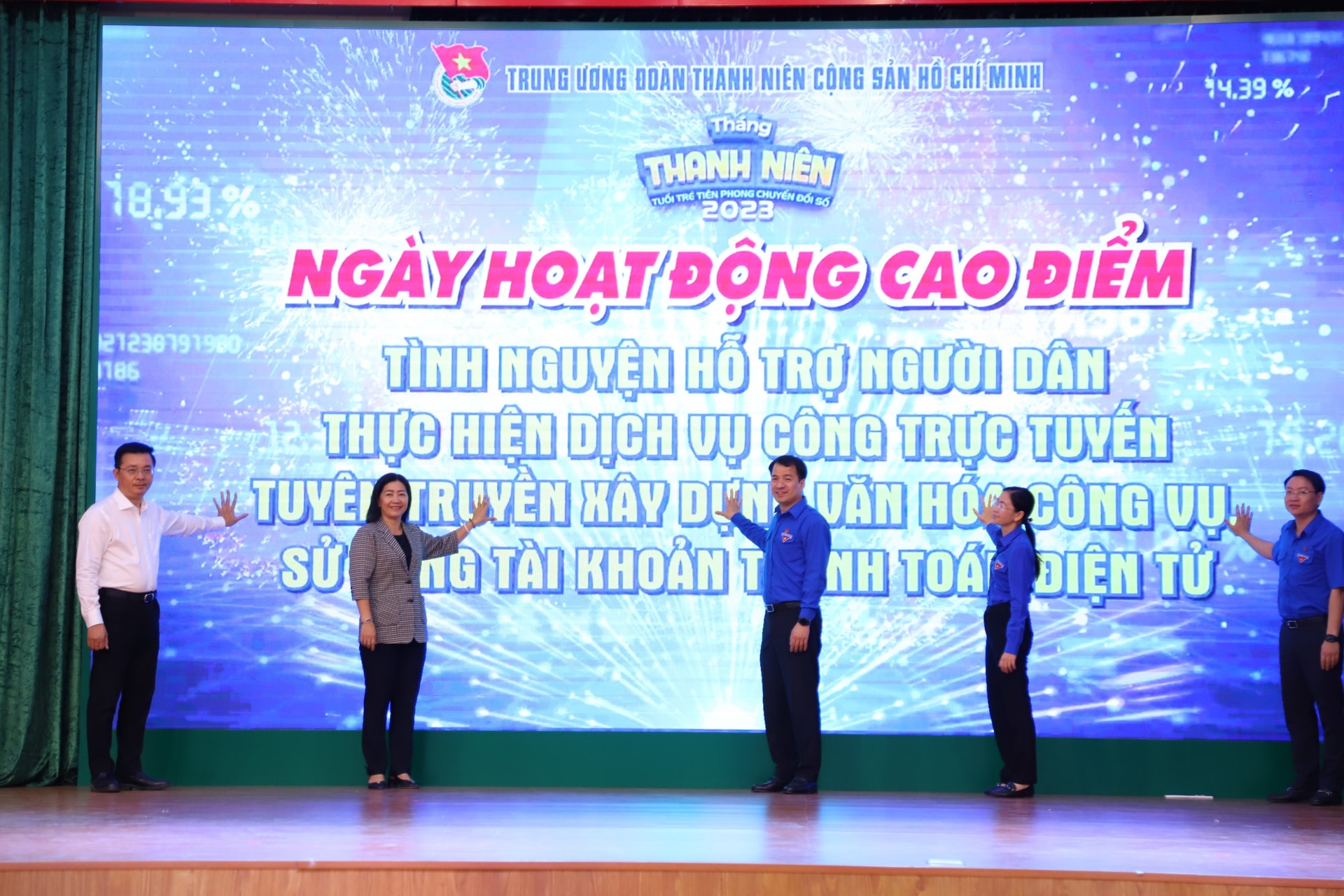 tro-nguoi-dan-thuc-hien-dich-vu-cong-truc-tuyen-tuyen-truyen-xay-dung-van-hoa-cong-vu-su-dung-tai-khoan-thanh-toan-dien-tu-.jpg