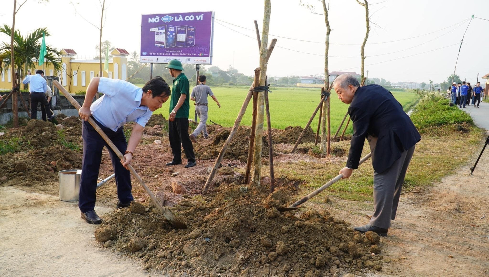 anh-2-ong-phan-ngoc-tho-pho-bi-thu-thuong-truc-tinh-uy-va-ong-nguyen-van-phuong-pho-bi-thu-tinh-uy-chu-tich-ubnd-tinh-trong-cay-sau-le-phat-dong.jpg