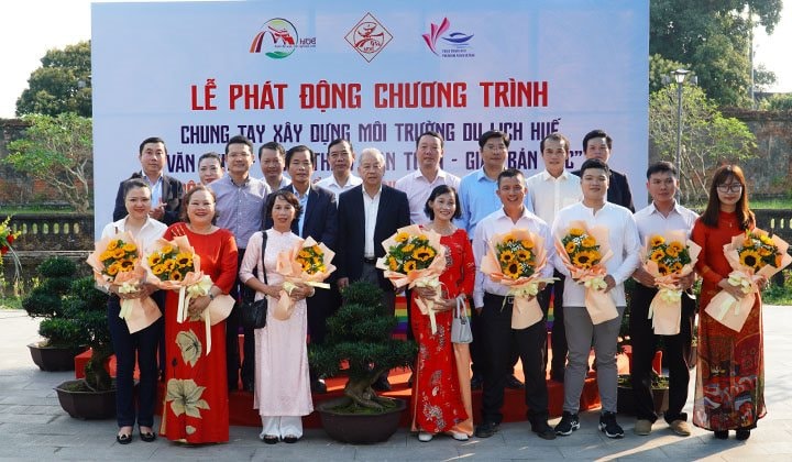 anh-1-tang-hoa-cho-cac-co-so-tham-gia-diem-ve-sinh-mien-phi-phuong-thuan-hoa-tp.hue..jpg