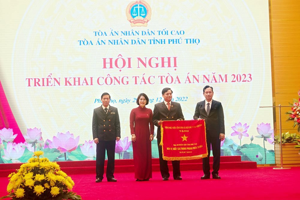 Với thành tích nổi bật trong công tác, năm 2022 TAND tỉnh Phú Thọ đã vinh dự được đón nhận "Cờ thi đua của Chính phủ"