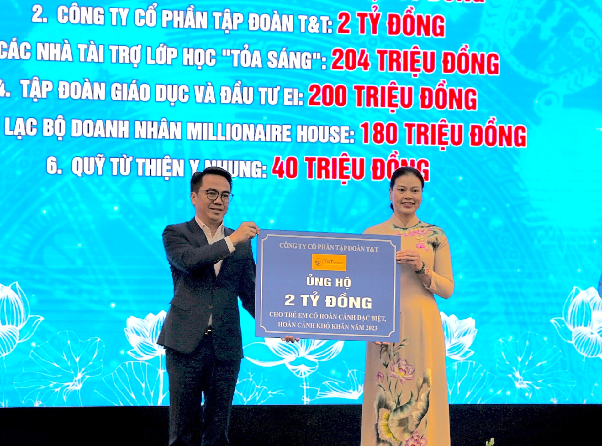 anh-1-dai-dien-lanh-dao-tap-doan-t-t-group-trai-trao-ung-ho-2-ty-dong-cho-trung-tam-cong-tac-xa-hoi-va-quy-bao-tro-tre-em-ha-noi-nham-ho-tro-tre-em-co-hoan-canh-dac-biet-hoan-canh-kho-khan..jpeg