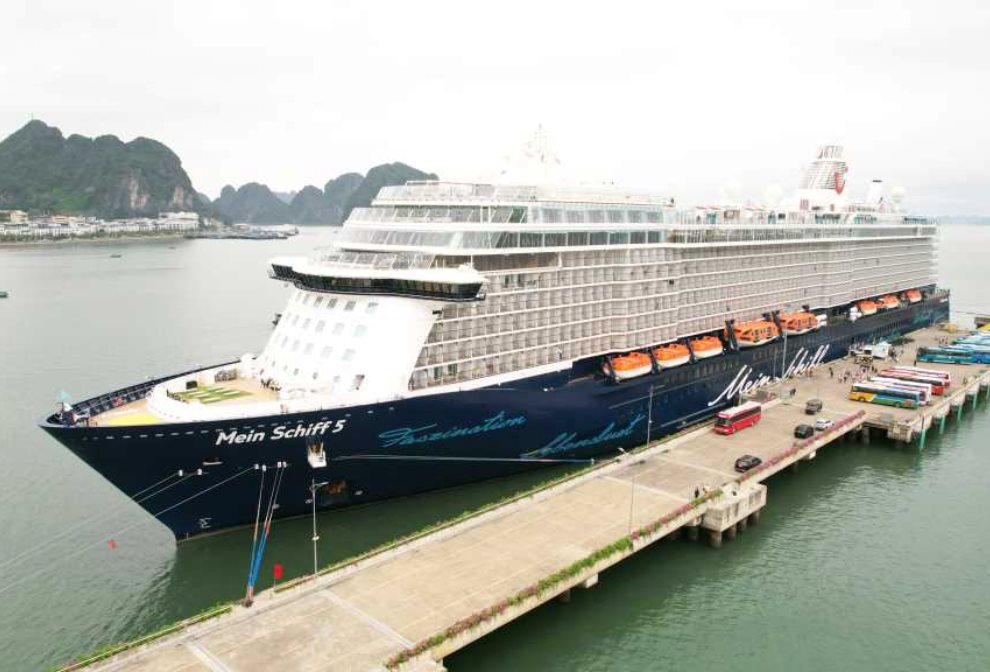 Tàu Mein Schiff 5 đưa 2.191 khách châu Âu tới Hạ Long, Quảng Ninh.
