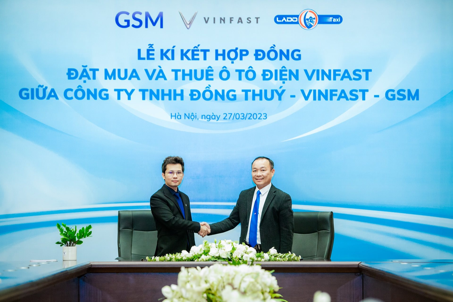 Ông Nguyễn Văn Thanh - Tổng giám đốc Công ty GSM kiêm Phó Tổng giám đốc VinFast Việt Nam và ông Nguyễn Ngọc Đồng - Tổng giám đốc Công ty TNHH Đồng Thuý ký kết hợp đồng mua, thuê xe ô tô điện VinFast.