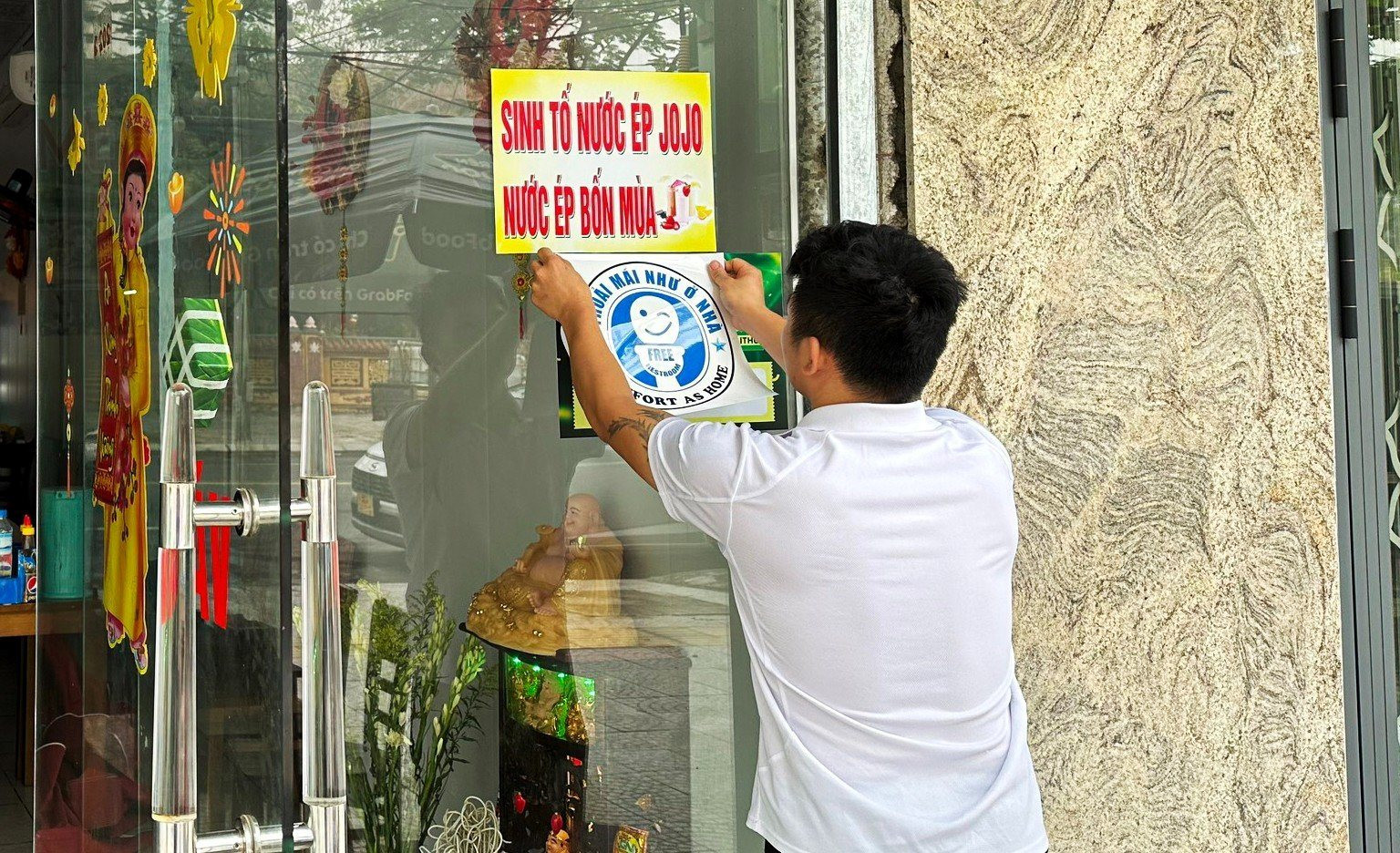 du_-khach_dung_-nha_-ve_-sinh_-mien_-phi_-khi-_thay_-bieu-_tuong_-mat-_cuoi_-o_da_-nang_31_3_23-4-.jpg