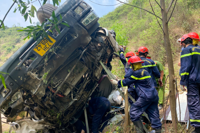 Hiện trường xe tải chở dưa lật vào vách núi ở huyện Tuy An, Phú Yên, khiến 4 người chết, 5 người bị thương, sáng 3/4. Ảnh: Bùi Toàn
