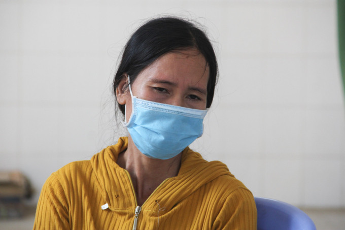 Bà Tuyết buồn bã ngồi chờ nhận thi thể chồng tại Nhà Đại thể Bệnh viện Phú Yên. Ảnh: Bùi Toàn