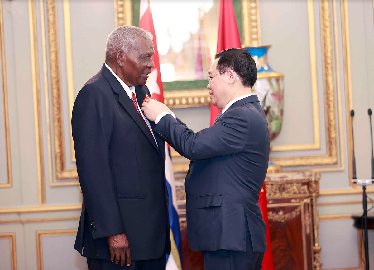 Chủ tịch Quốc hội Vương Đình Huệ trao Huân chương của Đảng, Nhà nước Việt Nam tặng Lãnh đạo Quốc hội Cuba -4
