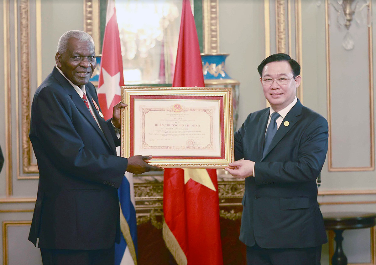 Chủ tịch Quốc hội Vương Đình Huệ trao Huân chương của Đảng, Nhà nước Việt Nam tặng Lãnh đạo Quốc hội Cuba -0