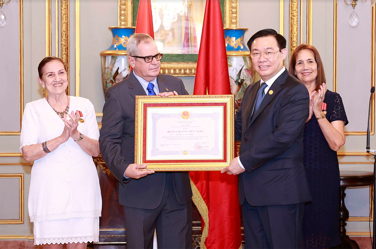 Chủ tịch Quốc hội Vương Đình Huệ trao Huân chương của Đảng, Nhà nước Việt Nam tặng Lãnh đạo Quốc hội Cuba -2