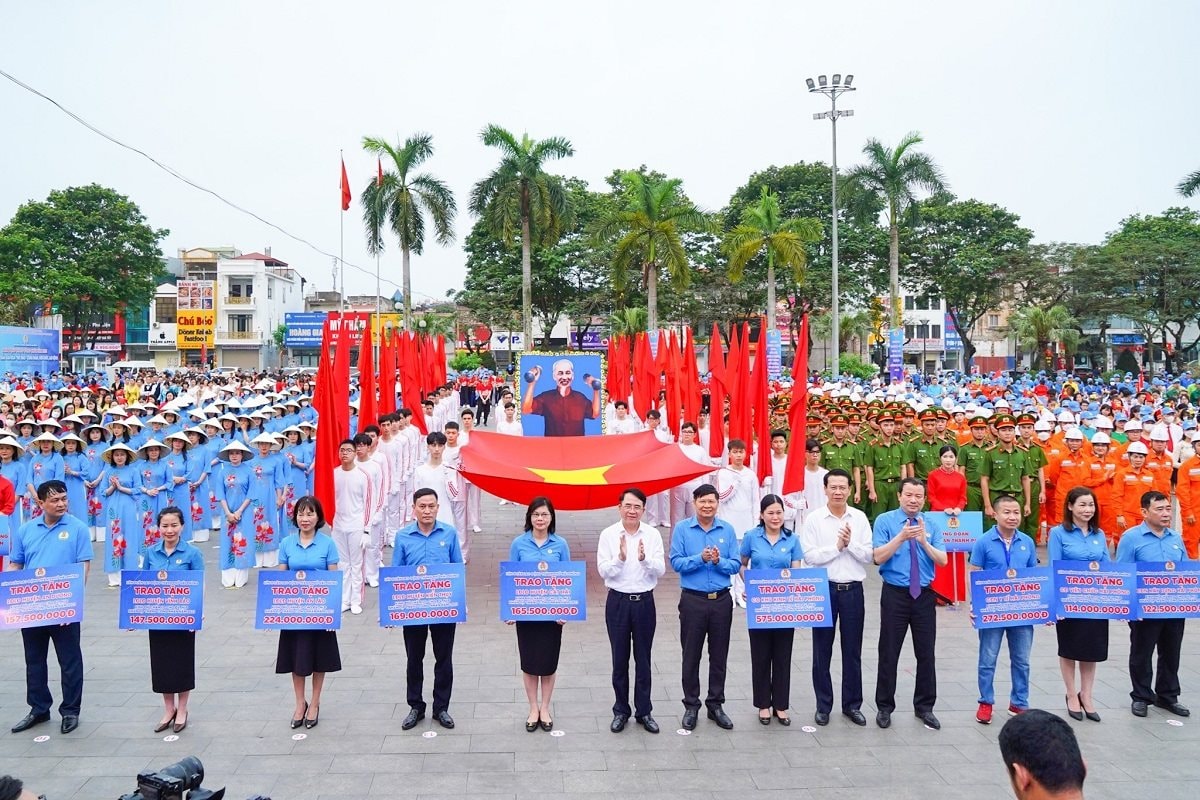 hai-phong-tang-qua-cho-doan-vien-cong-nhan-vien-lao-dong-2023-1.jpg