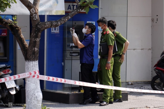 Công an thu thập dấu vân tay tại hiện trường để phục vụ điều tra. Ảnh: Nguyễn Đông