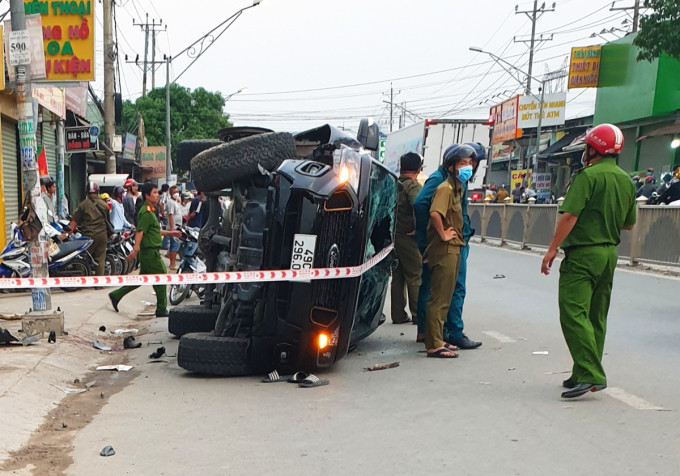 Ôtô chở ma tuý lật ngang sau cú tông vào thiếu tá Nguyễn Xuân Hào và 2 người dân. Ảnh: Nguyễn Suốt
