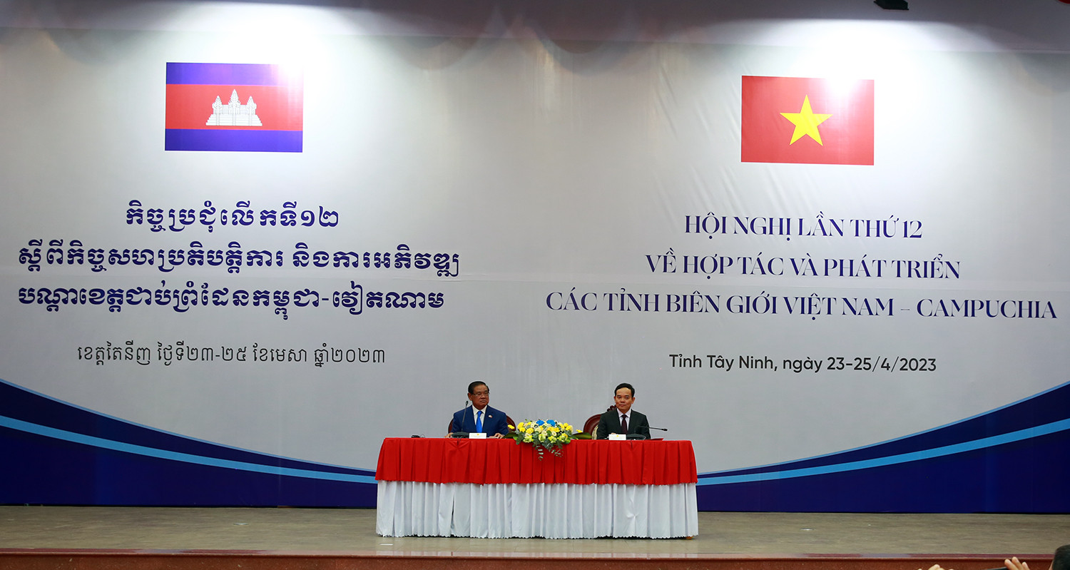 Việt Nam, Campuchia nhất trí thúc đẩy kết nối cửa khẩu với các trung tâm kinh tế lớn - Ảnh 1.