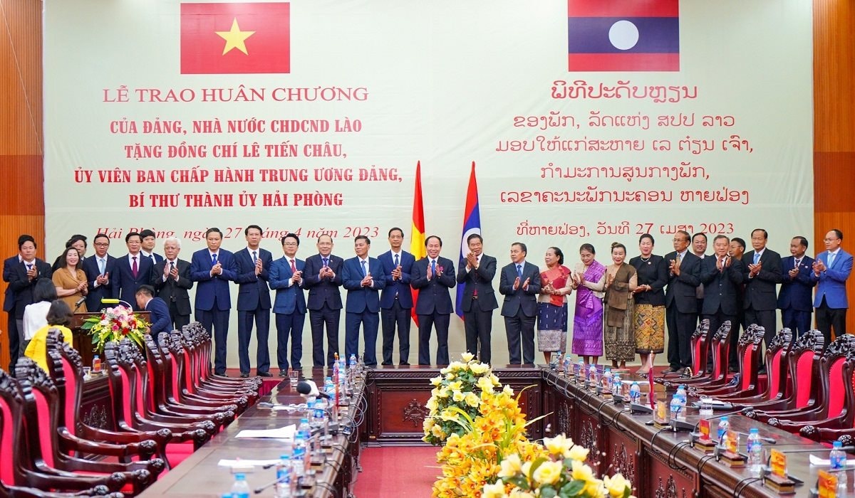 bi-thu-thanh-uy-hai-phong-duoc-tang-huan-chuong-tu-do-cua-lao-2-.jpg