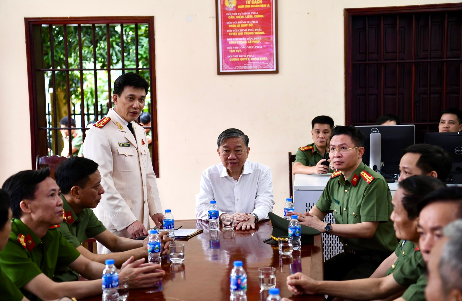 bo-truong-cong-an-bieu-duong-luc-luong-bao-dam-an-ninh-trat-tu-tai-den-hung.jpg