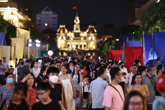 Người dân tập trung về phố đi bộ Nguyễn Huệ trước thời khắc bắn pháo hoa. Ảnh: Quỳnh Trần