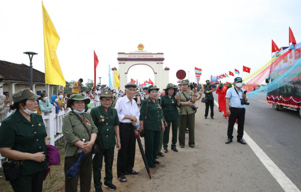 Xúc động lễ Thượng cờ Thống nhất non sông tại Đôi bờ Hiền Lương - Bến Hải -1