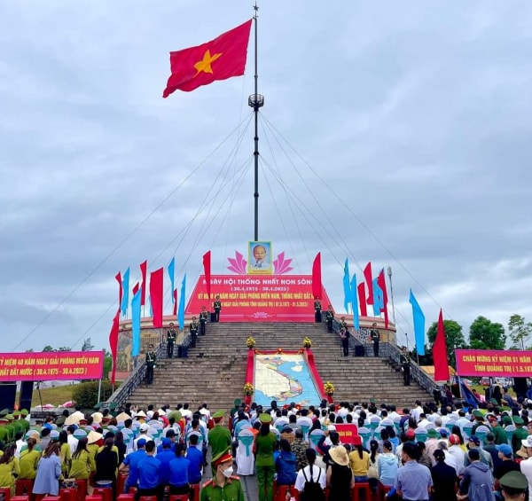 Thượng cờ Thống nhất non sông tại Di tích Đôi bờ Hiền Lương - Bến Hải -0