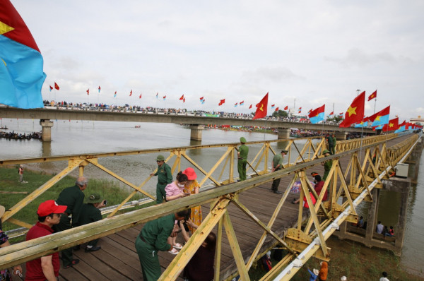 Xúc động lễ Thượng cờ Thống nhất non sông tại Đôi bờ Hiền Lương - Bến Hải -0