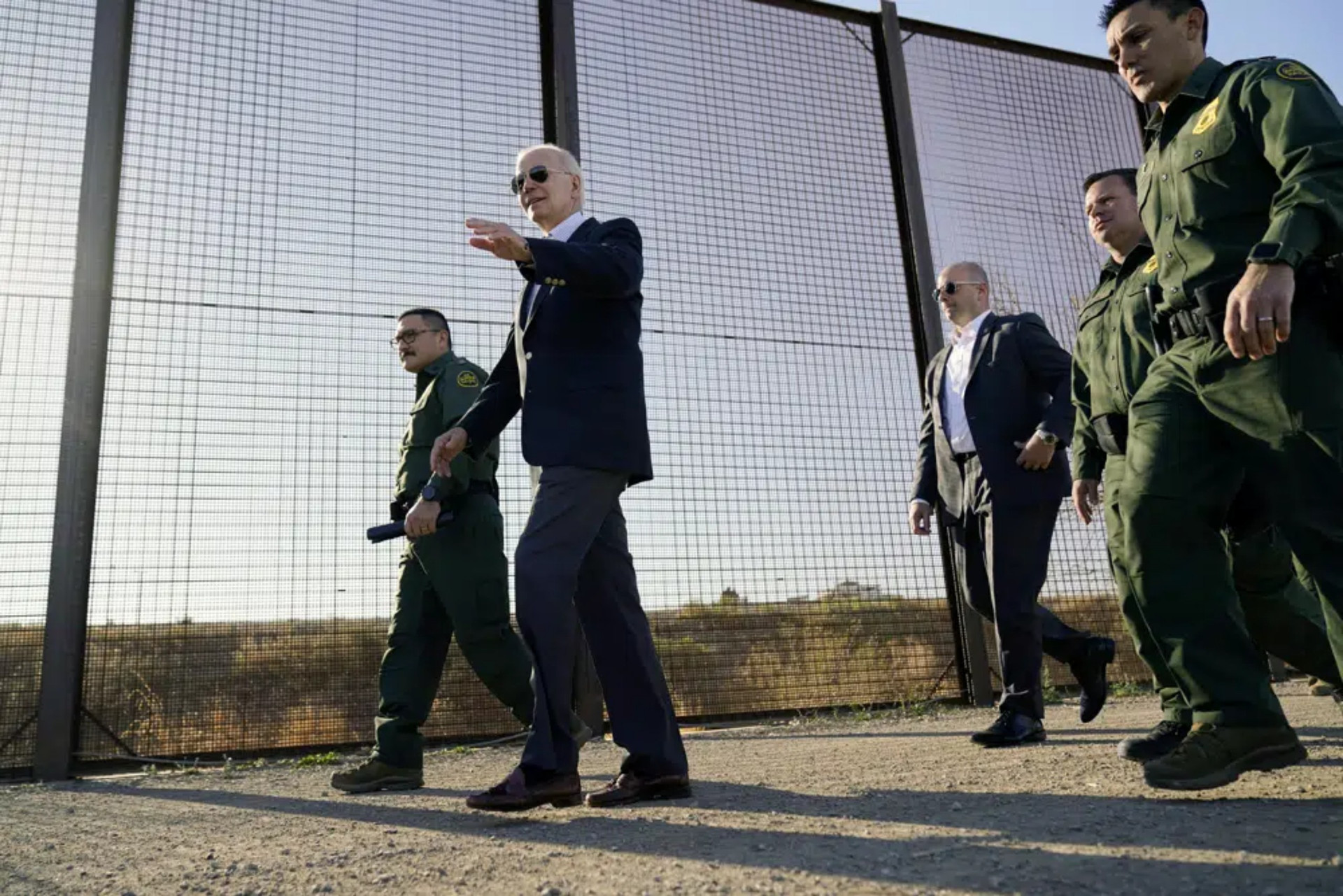 Tổng thống Joe Biden đi bộ dọc theo một đoạn biên giới Mỹ-Mexico ở El Paso, Texas, ngày 8/1. (Ảnh: AP)
