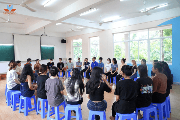 sinh-vien-mit-uni.-trong-gio-ki-nang-giao-tiep-va-thuyet-trinh.png
