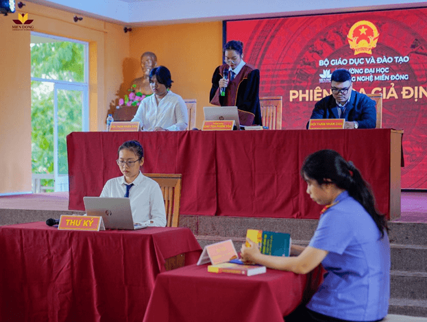 sinh-vien-nganh-luat-kinh-te-mit-uni.-tham-gia-phien-toa-gia-dinh-tai-truong.png