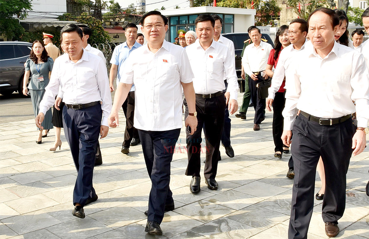 Chủ tịch Quốc hội Vương Đình Huệ tiếp xúc cử tri quận Ngô Quyền, thành phố Hải Phòng