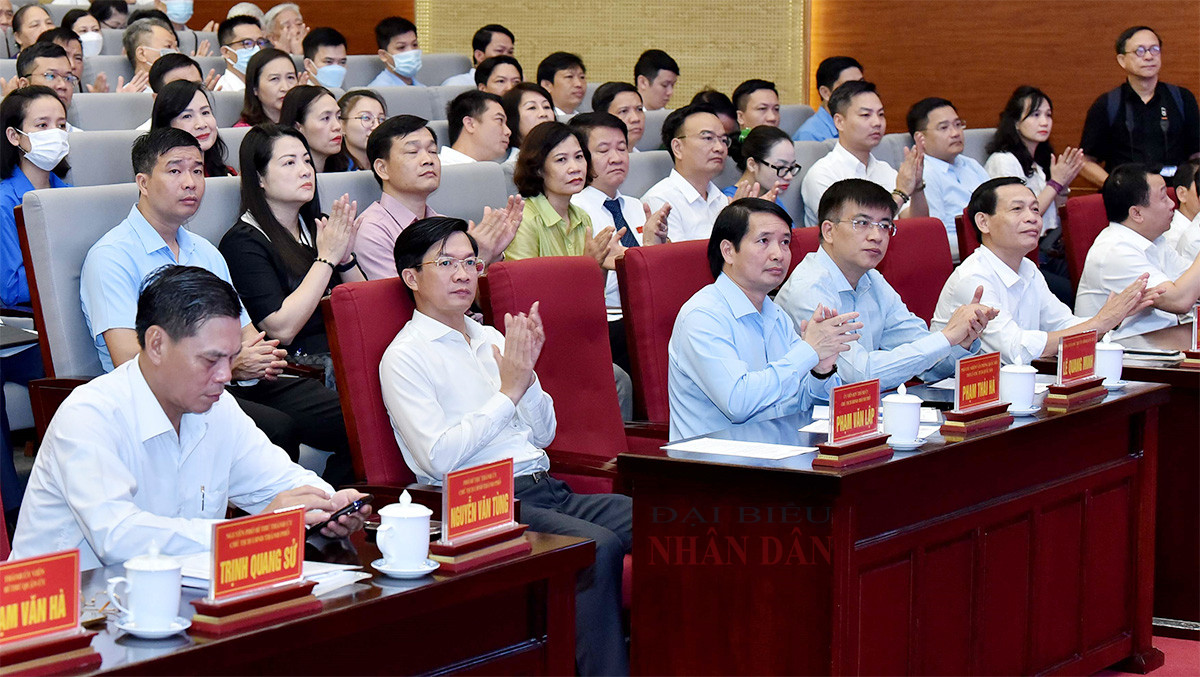 Chủ tịch Quốc hội Vương Đình Huệ tiếp xúc cử tri quận Ngô Quyền, thành phố Hải Phòng