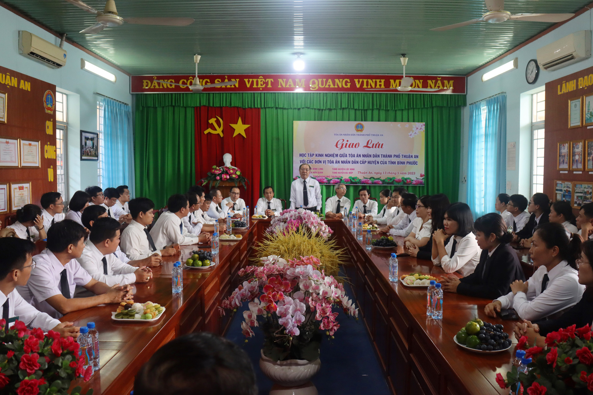 Quang cảnh buổi giao lưu, chia sẽ kinh nghiệm giữa TAND TP. Thuận An và các TAND hai cấp tỉnh Bình Phước