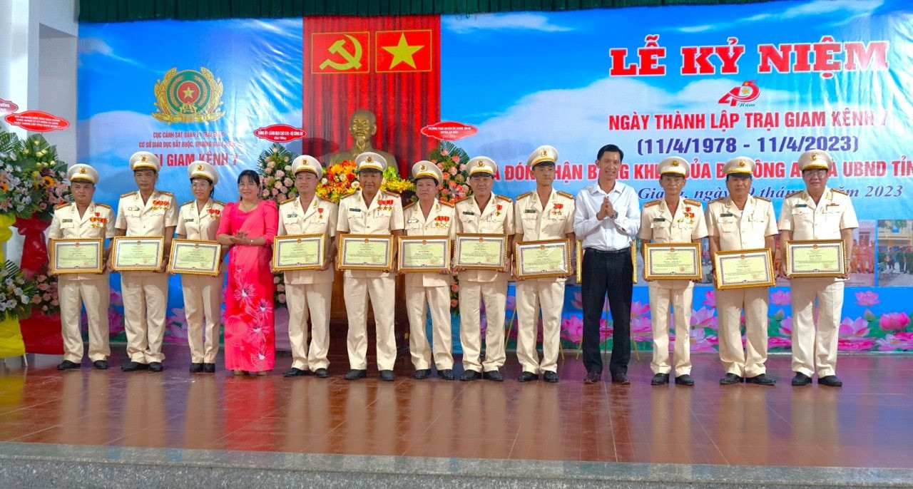 UBND tỉnh Kiên Giang tặng bằng khen cho các cá nhân Cán bộ chiến sỹ Trại giam Kênh 7